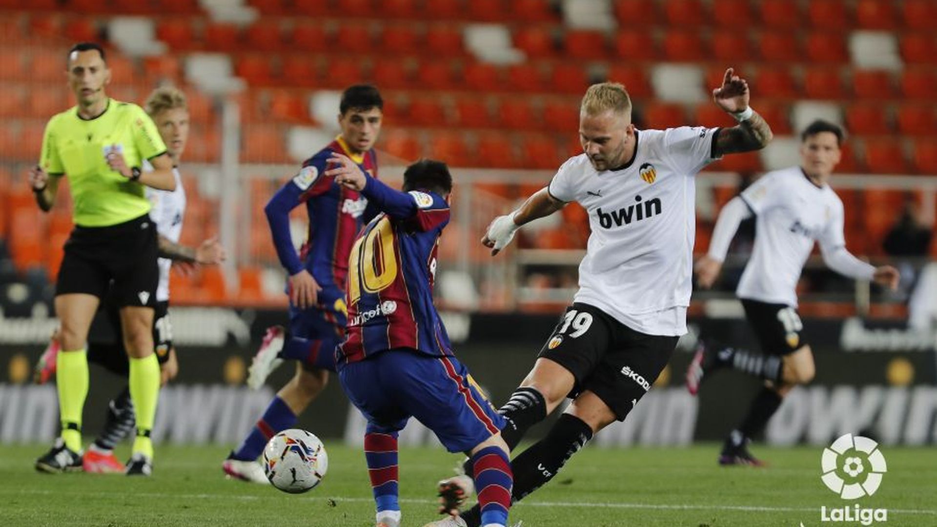 racic_durante_el_valencia_barcelona_foto_laliga_001.jpeg
