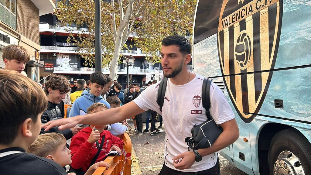 Convocatoria del Valencia CF ante el Rayo Vallecano en LALIGA: Rafa Mir ovacionado en su regreso
