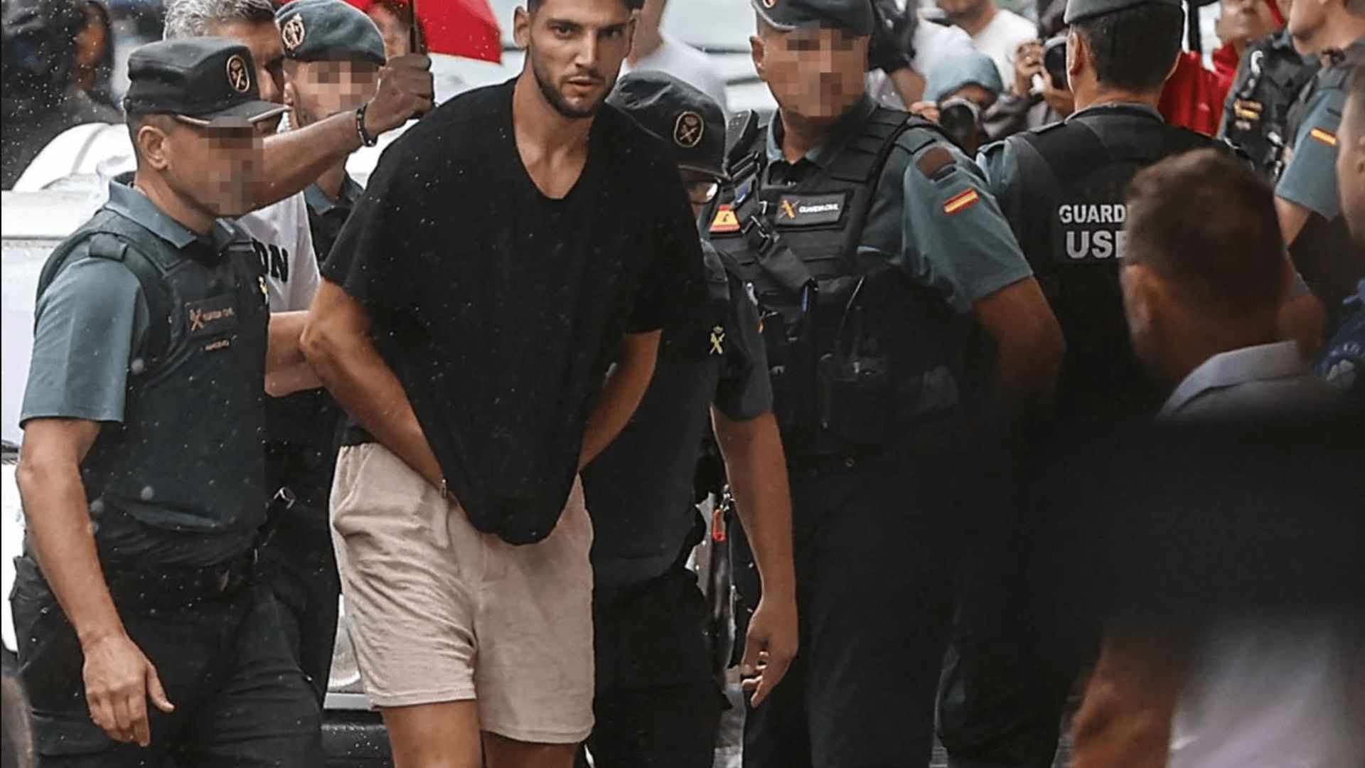 rafa_mir_llega_esposado_al_juzgado_foto_efe.png rafa_mir_llega_esposado_al_juzgado_foto_efe.png