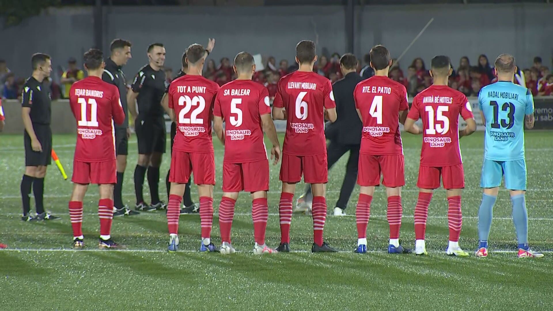 (Mediaset) Rafa Nadal hace el saque de honor en el Manacor-Las Palmas.