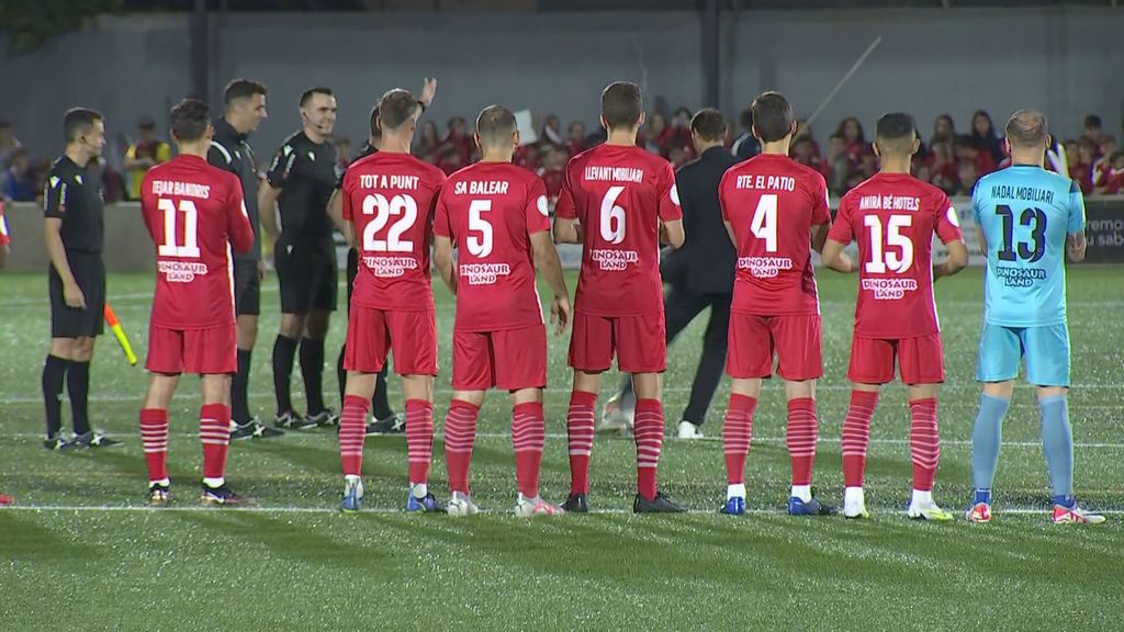 (Mediaset) Rafa Nadal hace el saque de honor en el Manacor-Las Palmas.