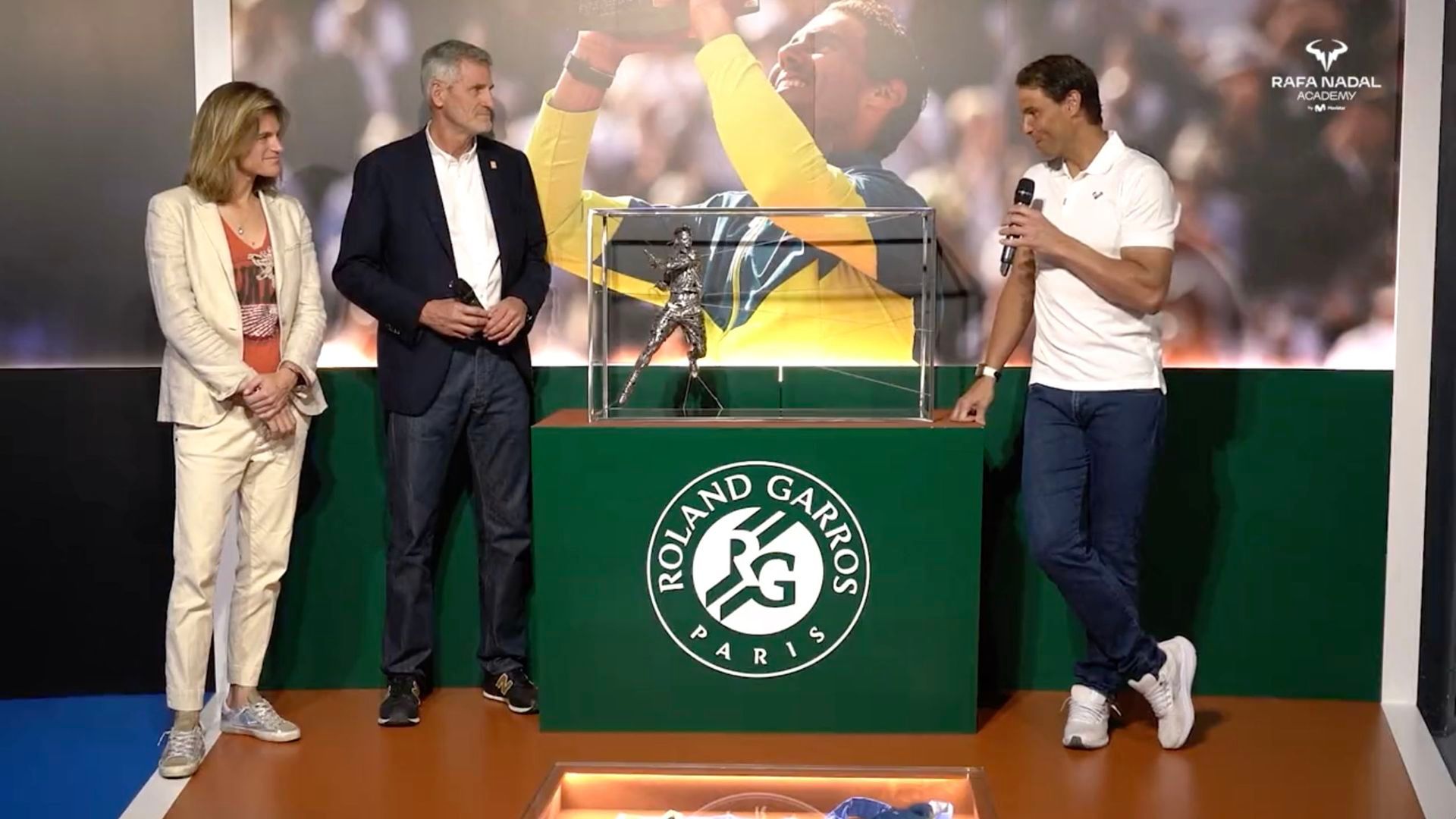 rafa_nadal_recibe_la_replica_de_su_estatua_en_roland_garros_001.png