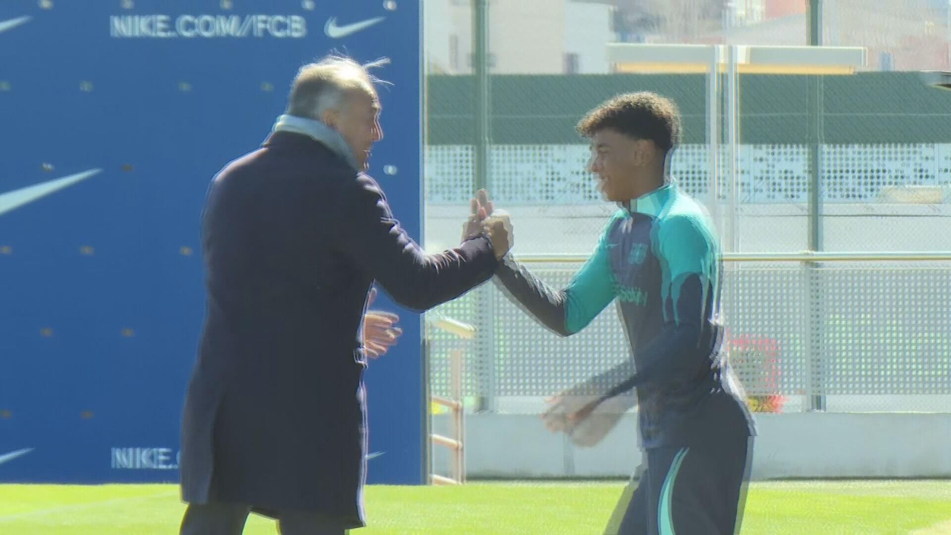 rafa_yuste_saluda_a_lamine_yamal_antes_del_entrenamiento_del_barcelona.jpeg rafa_yuste_saluda_a_lamine_yamal_antes_del_entrenamiento_del_barcelona.jpeg