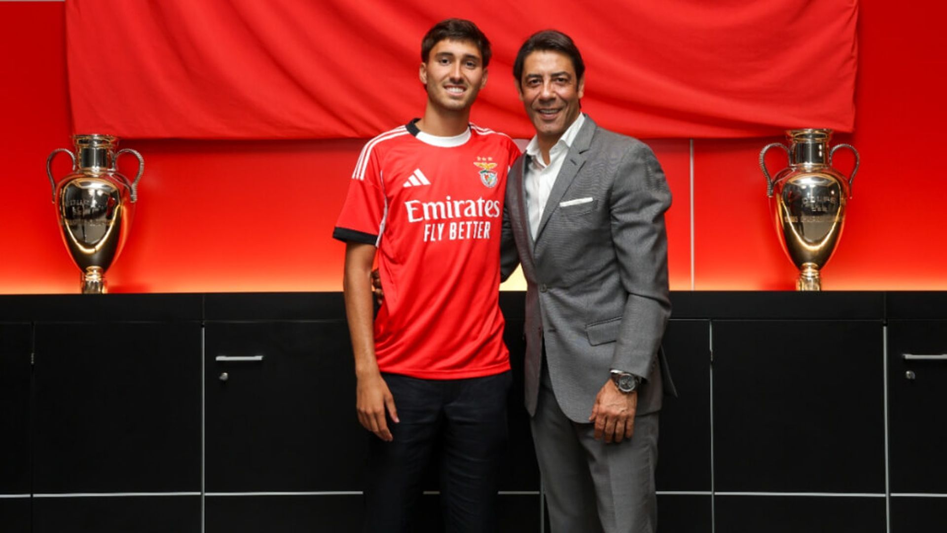 rafael_obrador_en_su_presentacion_como_nuevo_jugador_del_benfica.jpg rafael_obrador_en_su_presentacion_como_nuevo_jugador_del_benfica.jpg