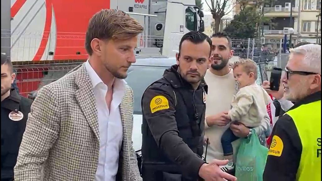 Rakitic llega al estadio tras conocerse que abandonará el Sevilla