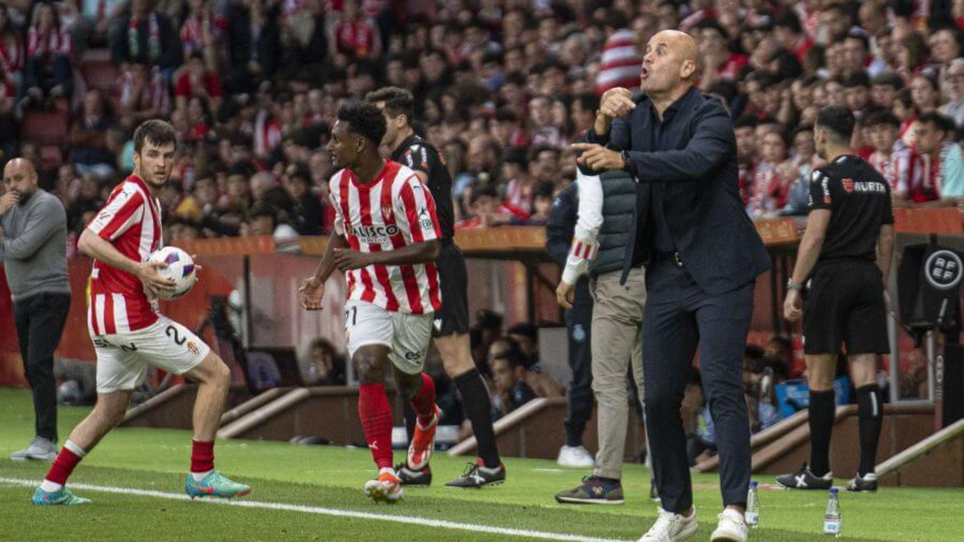 ramirez_da_indicaciones_a_sus_jugadores_en_el_duelo_frente_al_espanyol__001.jpeg ramirez_da_indicaciones_a_sus_jugadores_en_el_duelo_frente_al_espanyol__001.jpeg