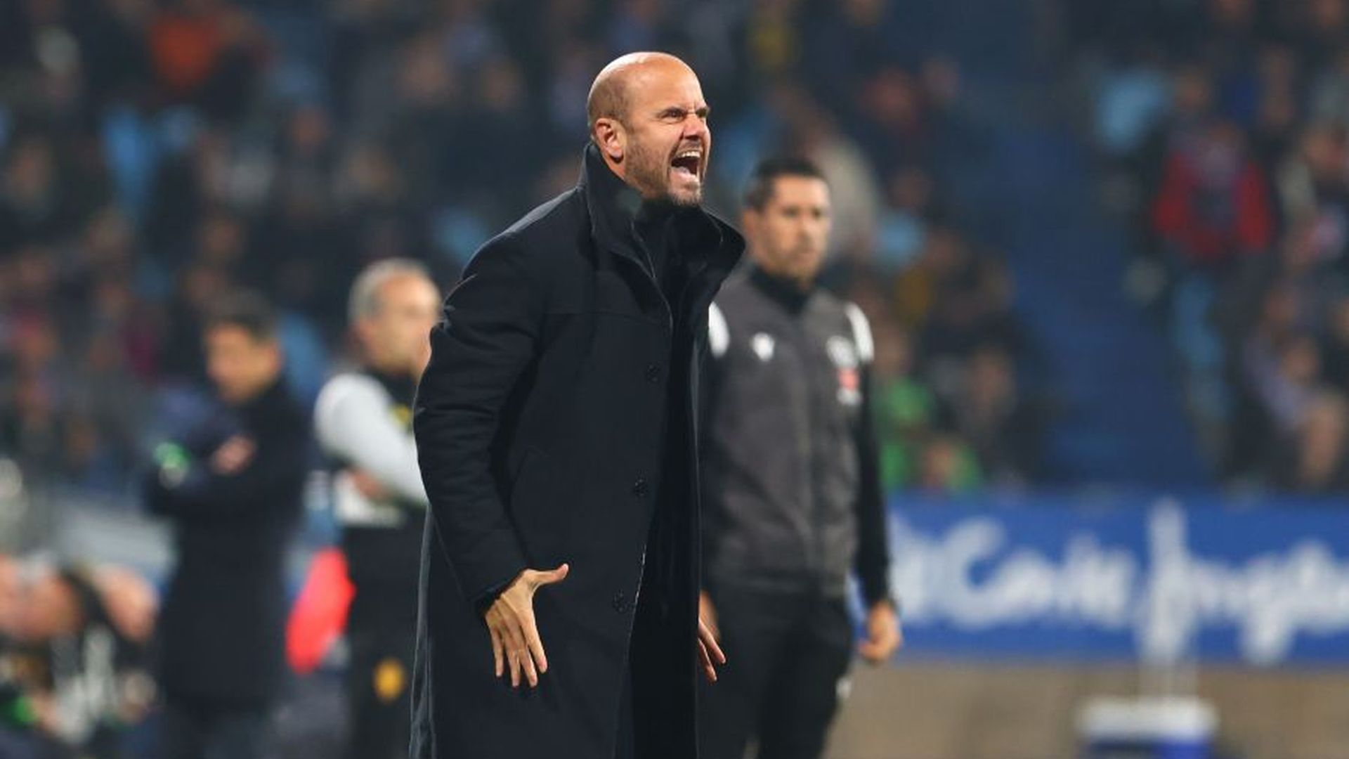 ramirez_da_instrucciones_a_sus_jugadores_en_la_romareda.jpeg ramirez_da_instrucciones_a_sus_jugadores_en_la_romareda.jpeg