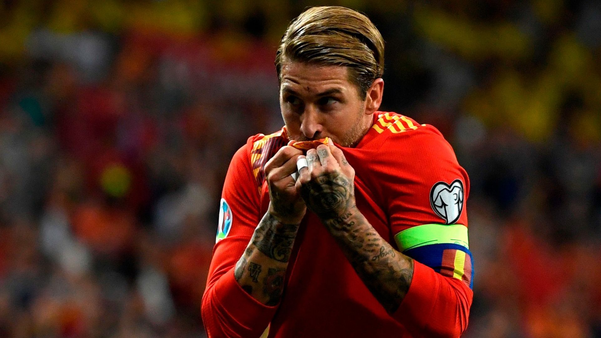 Sergio Ramos, celebrando un gol con España