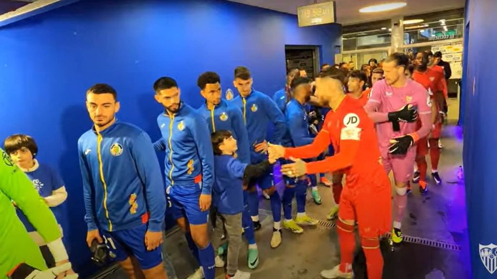 Un niño del Getafe felicita a Sergio Ramos antes del partido por su cumpleaños