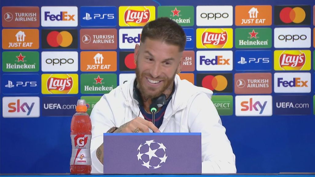 (MEDIASET) Ramos hace reír a toda la prensa al ser preguntado en francés, responder en inglés y acabar troleando: “La próxima temporada”
