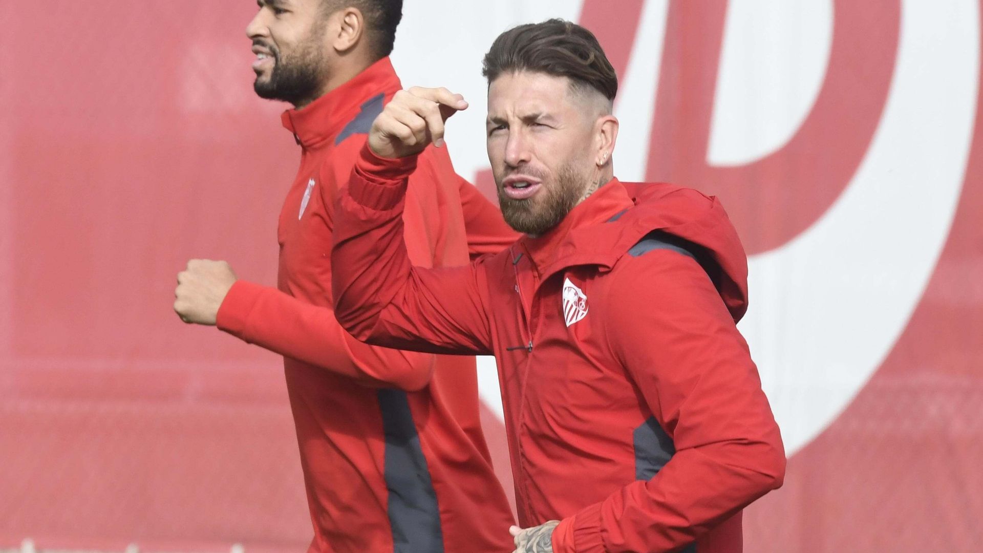 ramos_salta_al_cesped_junto_a_en_nesyri.jpg ramos_salta_al_cesped_junto_a_en_nesyri.jpg