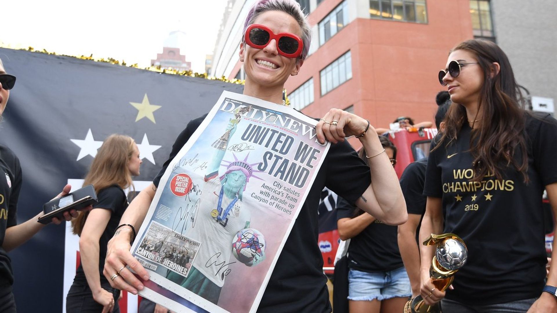 rapinoe_muestra_una_portada_de_un_diario_generalista_estadounidense_001.jpg rapinoe_muestra_una_portada_de_un_diario_generalista_estadounidense_001.jpg