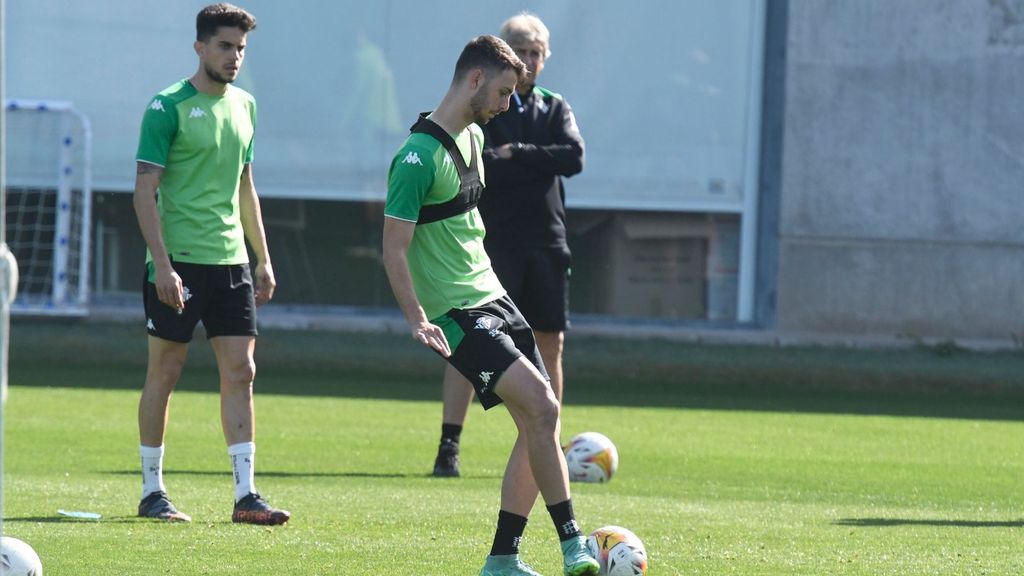 El Betis vuelve al trabajo pensando en el Athletic, con los titulares ante el Eintracht al margen y la novedad de Raúl