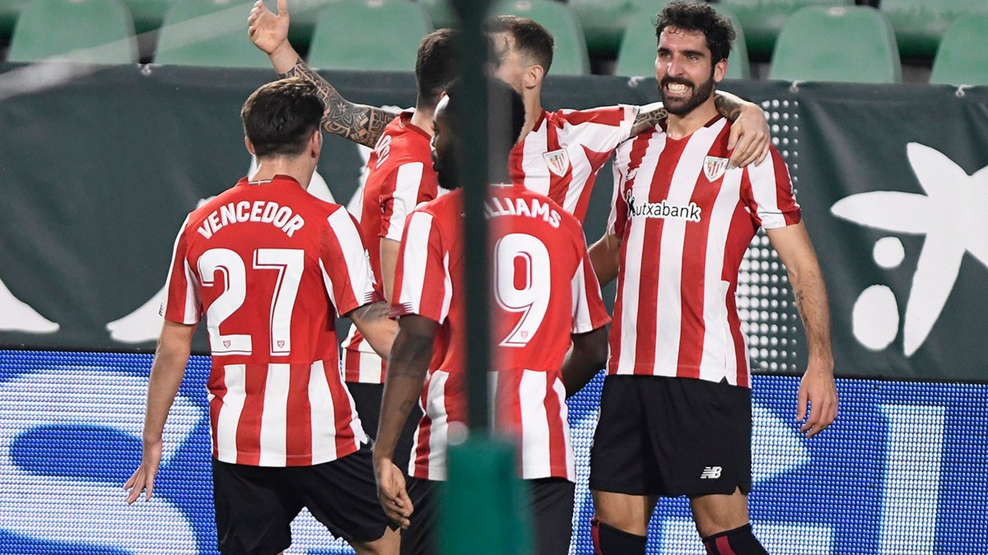 raul_garcia_celebra_con_el_resto_de_jugadores_del_athletic_su_gol_al_betis_en_la_copa_001.jpeg