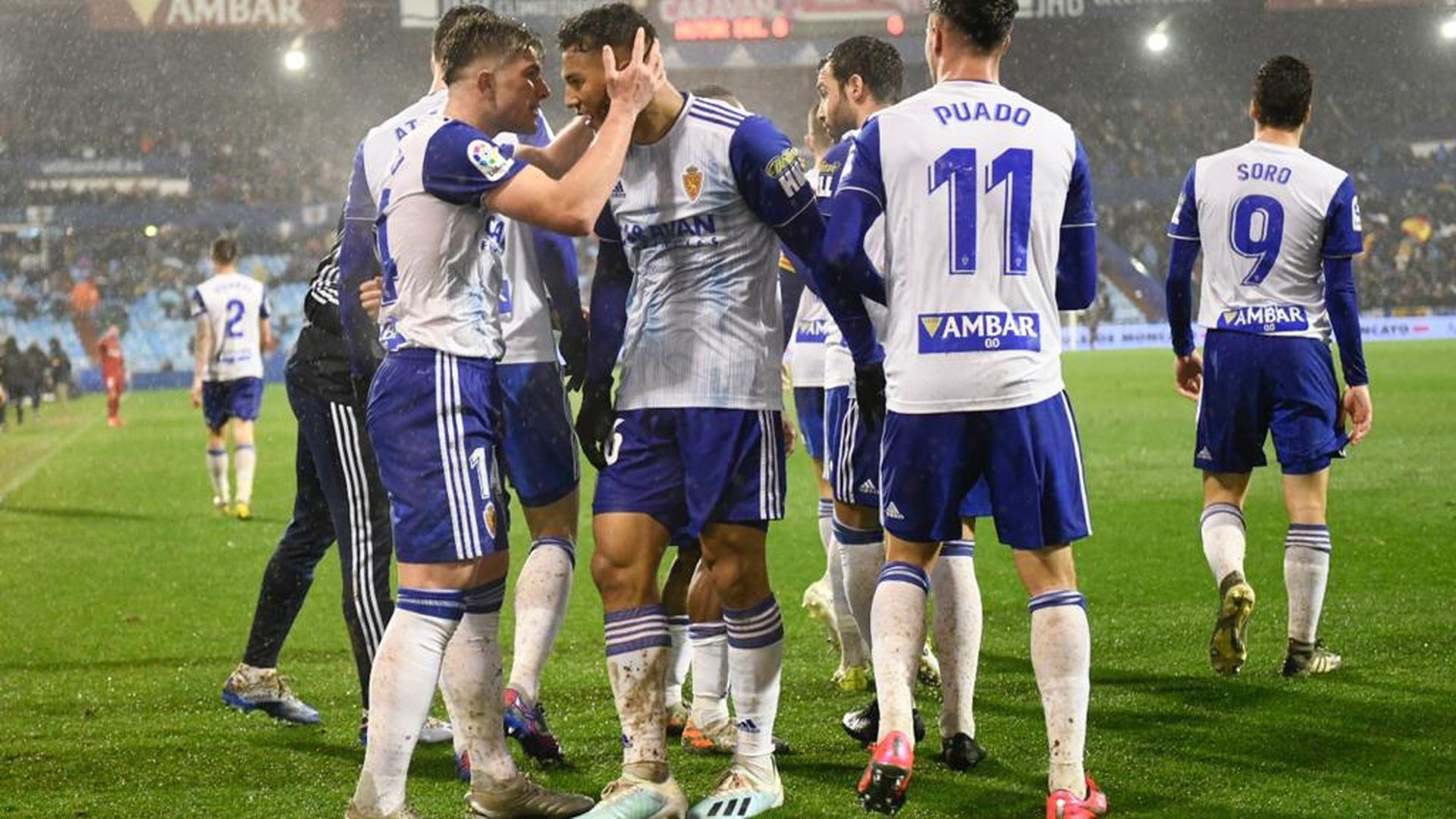 raul_guti_y_luis_suarez_celebran_el_gol_de_javi_puado_ante_el_numancia_foto_rz.jpg