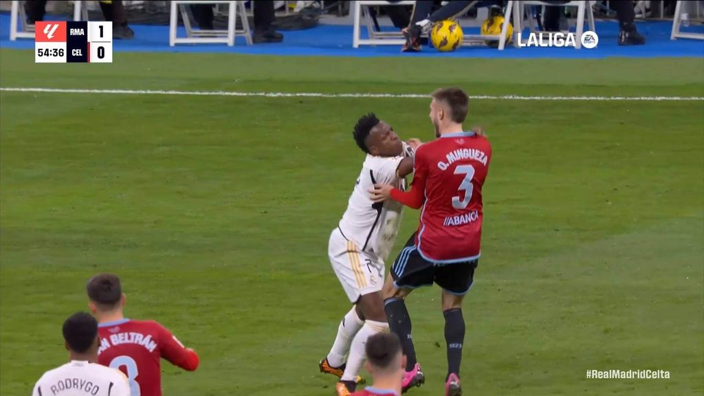 Real Madrid 4-0 Celta: Empujón de Vinícius a Mingueza