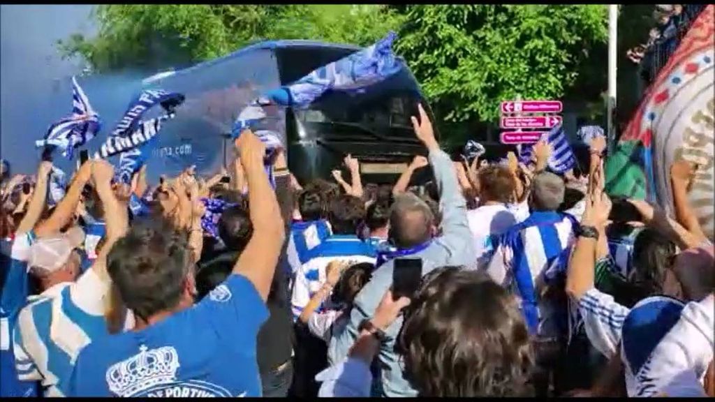 Recibimiento de la afición del Dépor antes del partido contra el Linares