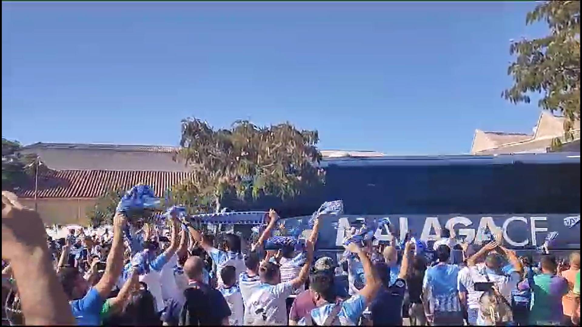 recibimiento_de_la_aficion_del_malaga_en_linares.jpg