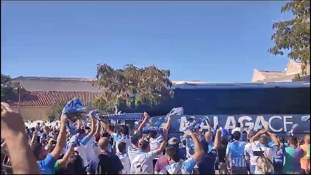 Recibimiento de la afición del Málaga en Linares