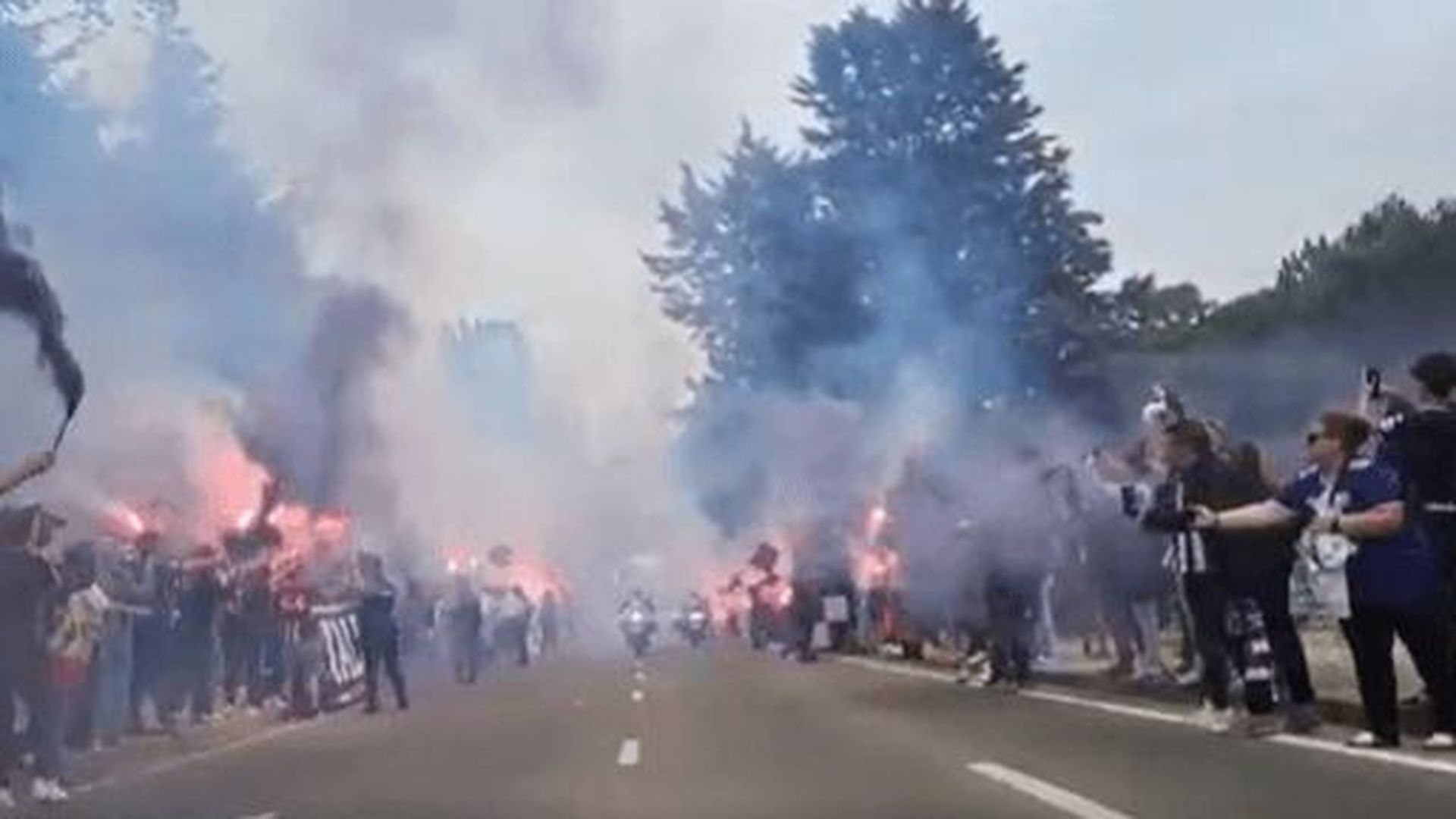 recibimiento_de_la_aficion_del_real_valladolid_al_equipo_antes_del_partido_contra_la_c_001.png recibimiento_de_la_aficion_del_real_valladolid_al_equipo_antes_del_partido_contra_la_c_001.png