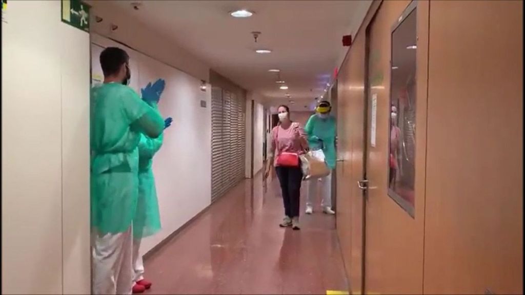 Los aplausos a una paciente recuperada de coronavirus en el Hospital Povisa