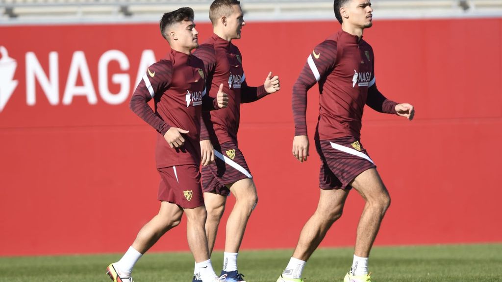 Entrenamiento del Sevilla con las novedades de Gudelj, Dmitrovic, Rekik y Augustinsson