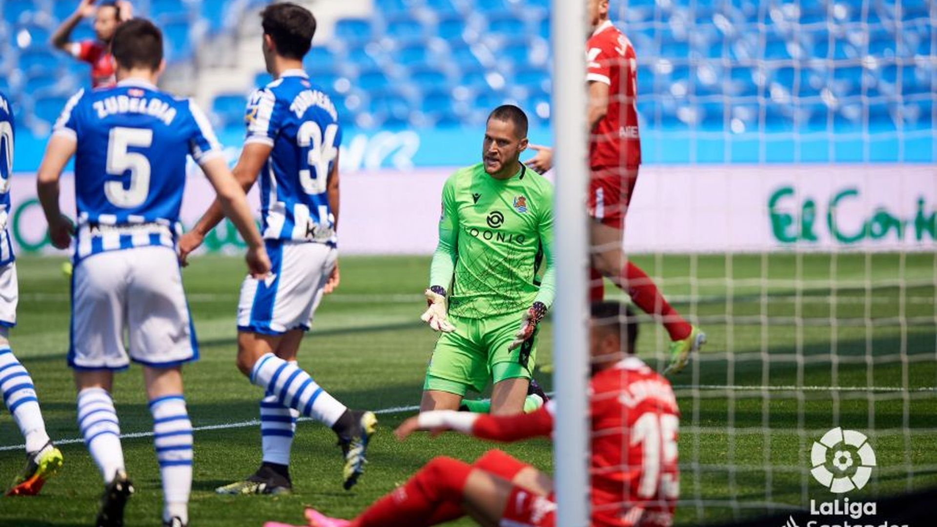 remiro_visiblemente_enfadado_despues_de_evitar_un_gol_del_sevilla.jpeg remiro_visiblemente_enfadado_despues_de_evitar_un_gol_del_sevilla.jpeg