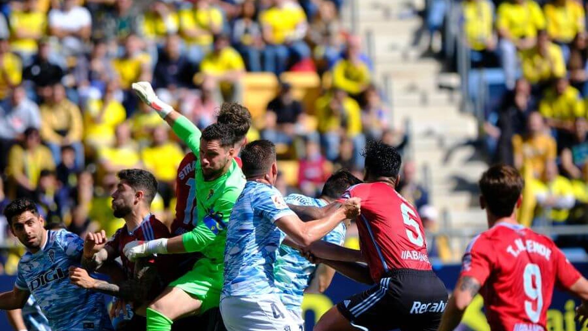 renato_tapia_durante_una_accion_del_celta___cadiz_foto_laliga_001.jpeg