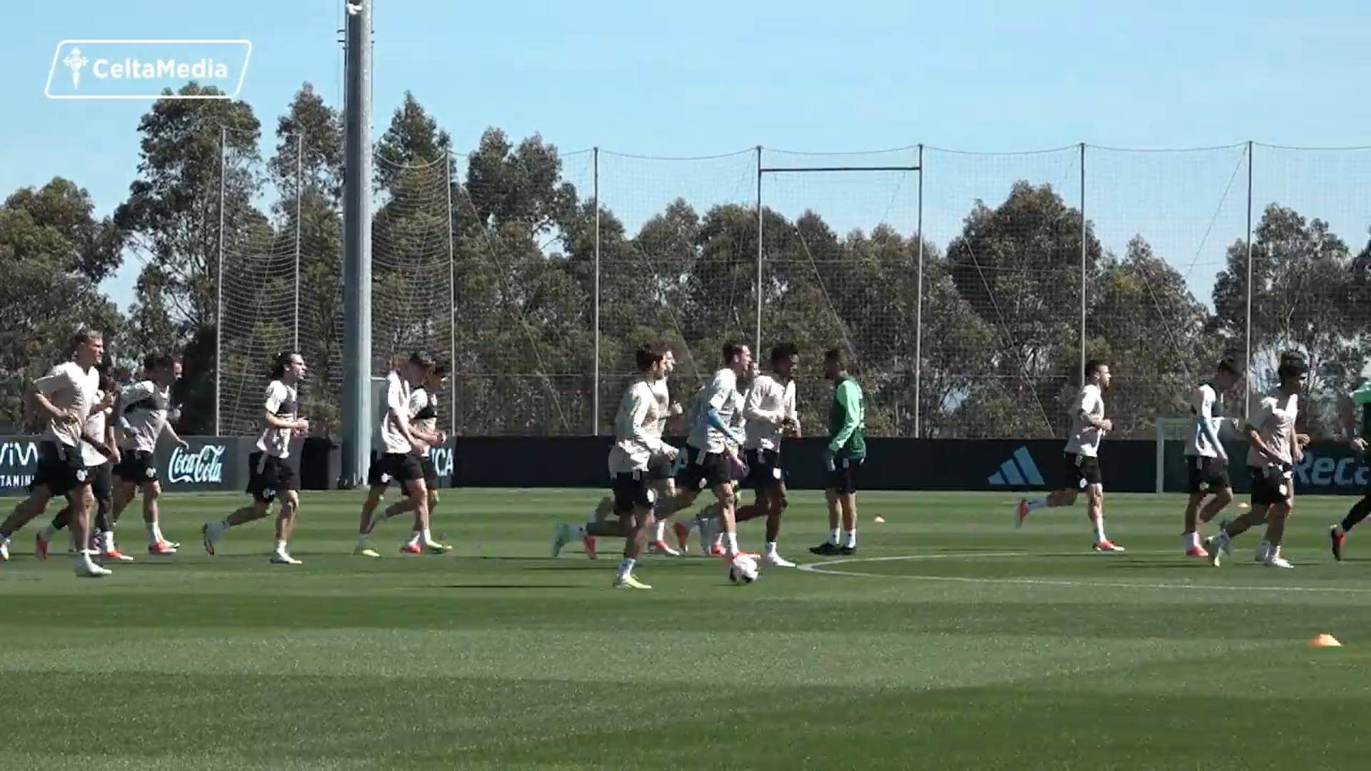 renato_tapia_y_baeza_se_entrenan_con_el_grupo_001.jpg renato_tapia_y_baeza_se_entrenan_con_el_grupo_001.jpg