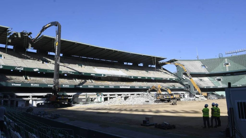 Inicio de la retirada de la visera del Benito Villamarín