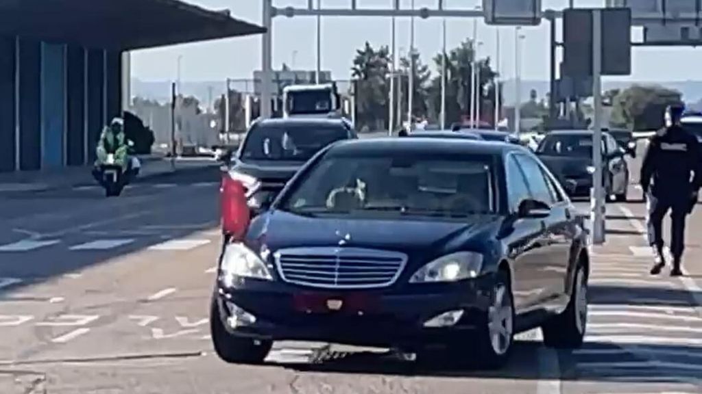 Los Reyes de España, en el Aeropuerto minutos antes de la salida del Real Betis hacia Mlada Boleslav