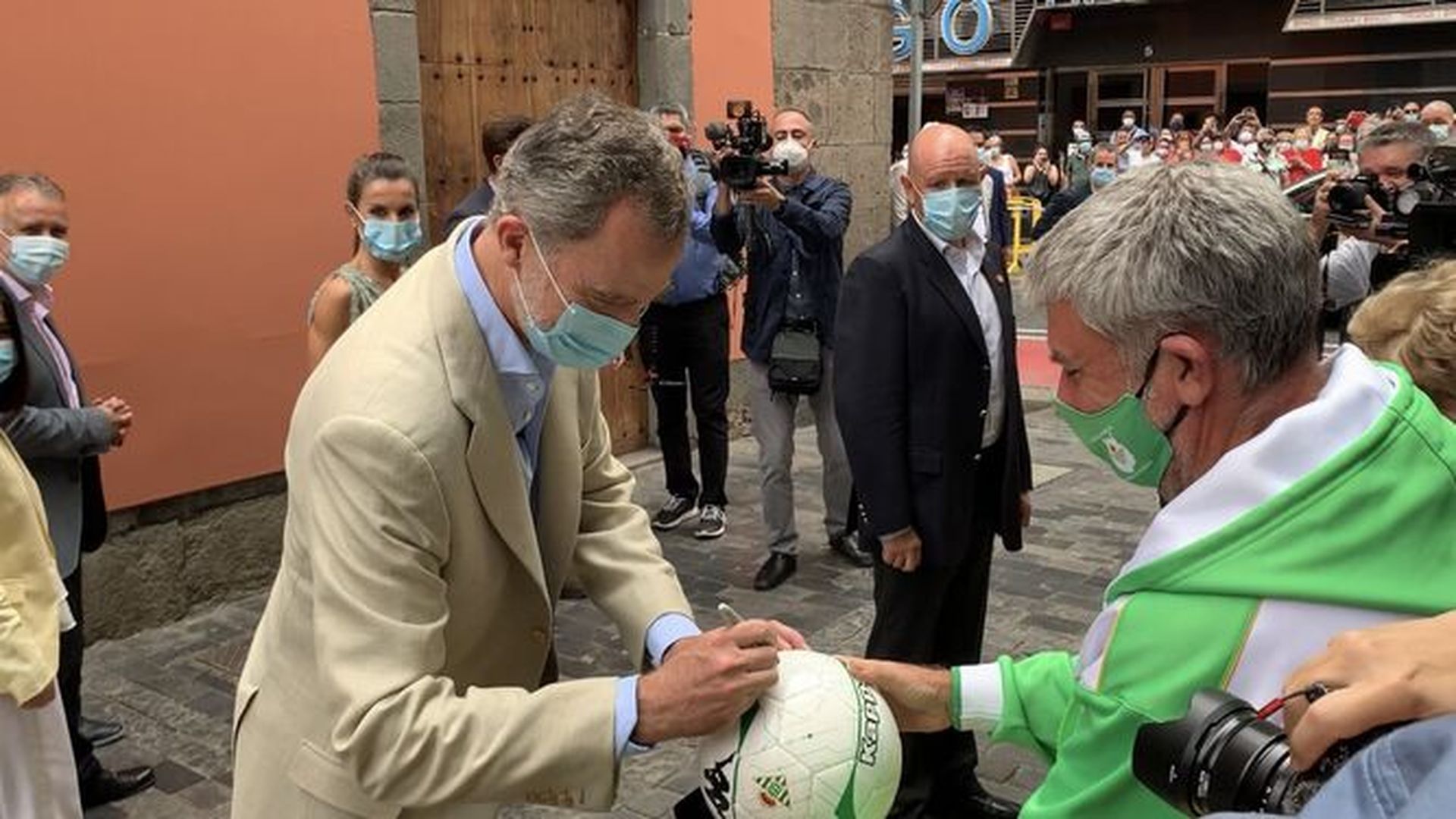rey_firma_balon_betis_001.jpg