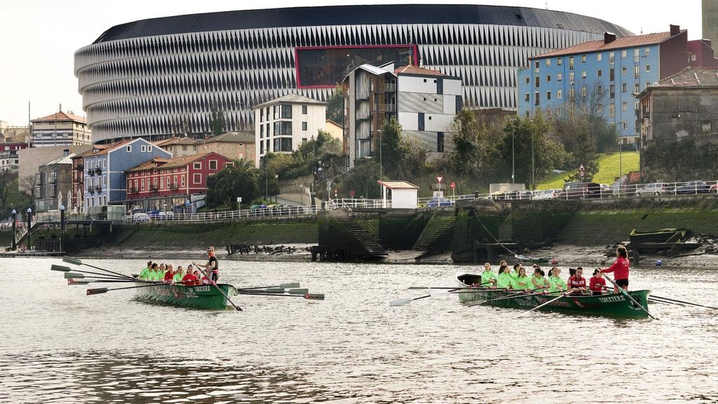 El Athletic femenino hace piña remando en la Ría de Bilbao