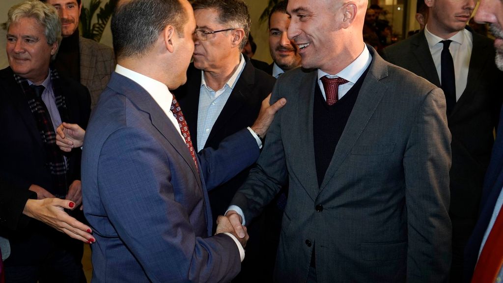 Rubiales se saluda con Shaheen