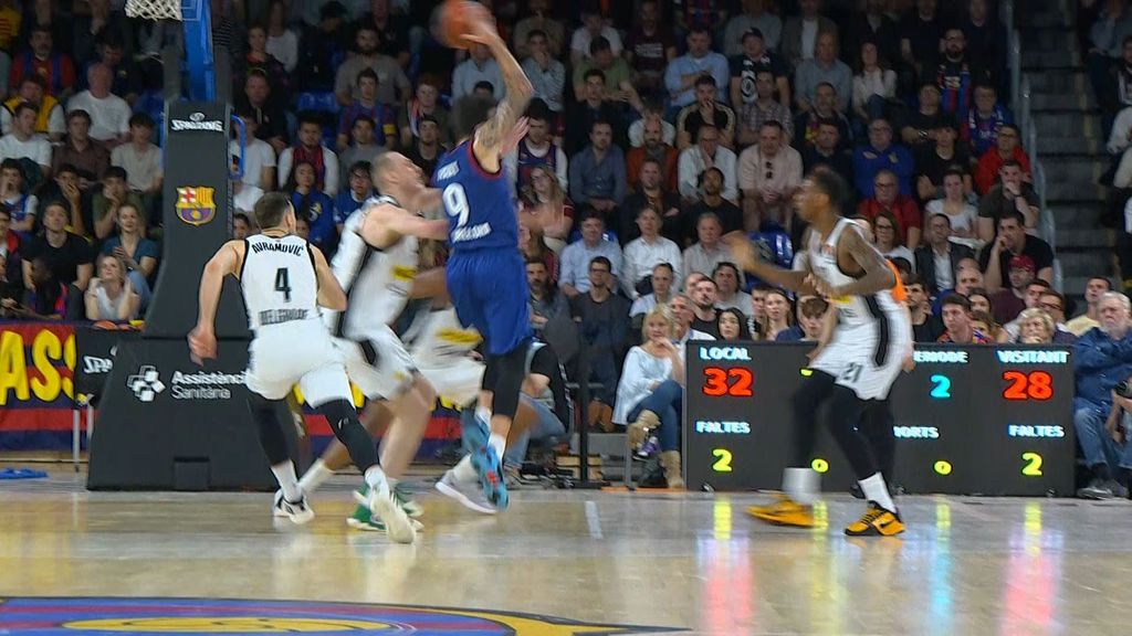 Ricky Rubio levanta el Palau con un no look pass a Willy Hernangómez