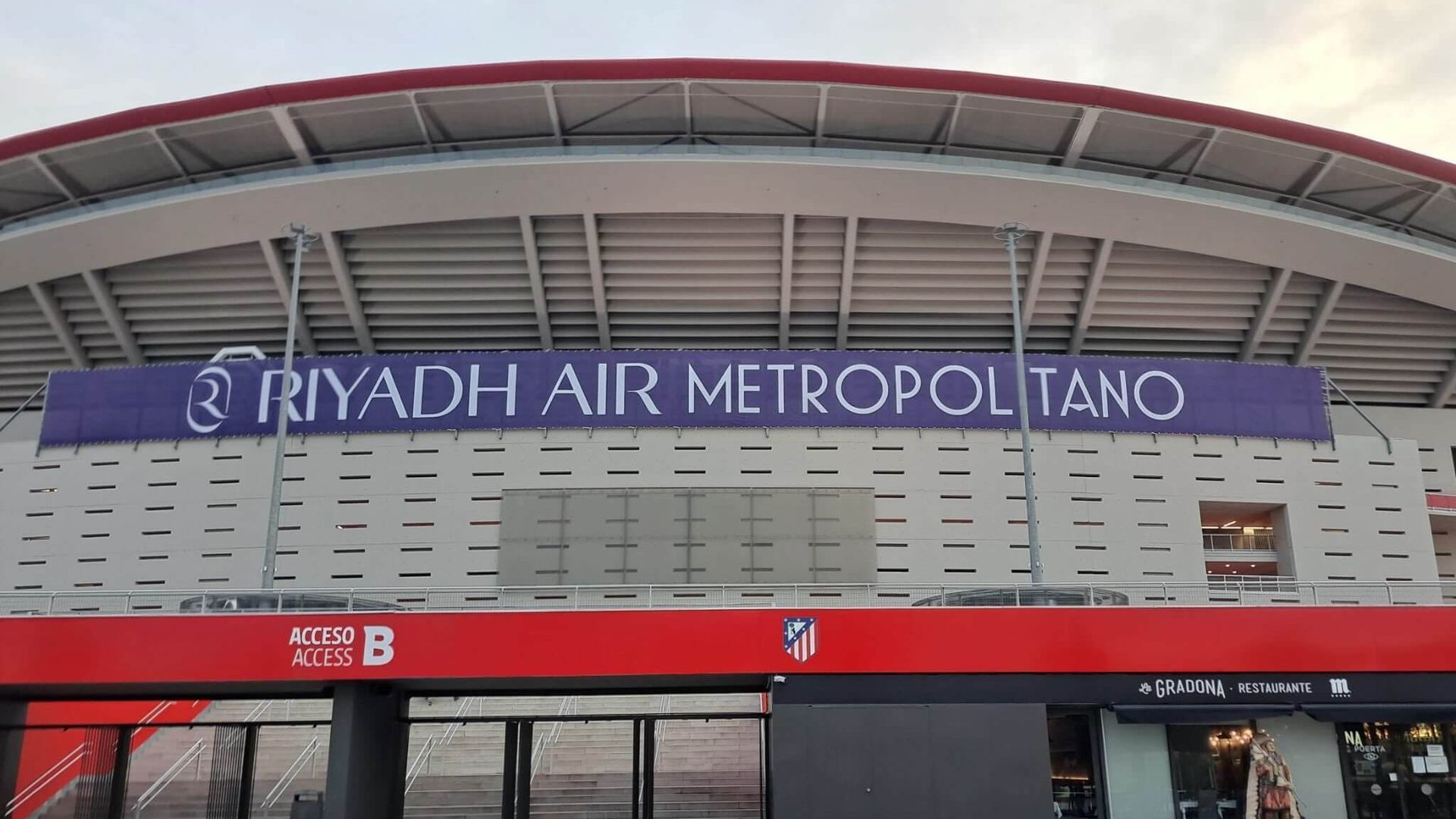 riyadh_air_metropolitano_ya_luce_en_la_fachada_del_estadio_del_atletico_foto__alex_mar.jpg