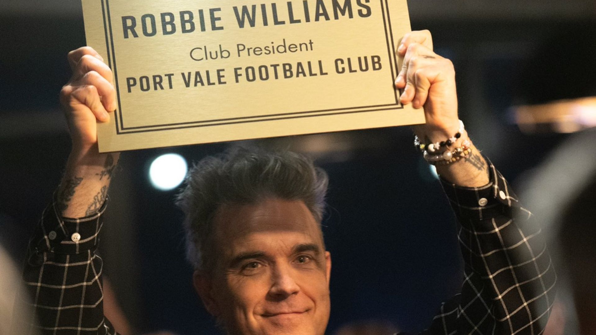 robbie_williams_presidente_del_port_vale_el_equipo_de_sus_amores__officialpvfc_001.jpg