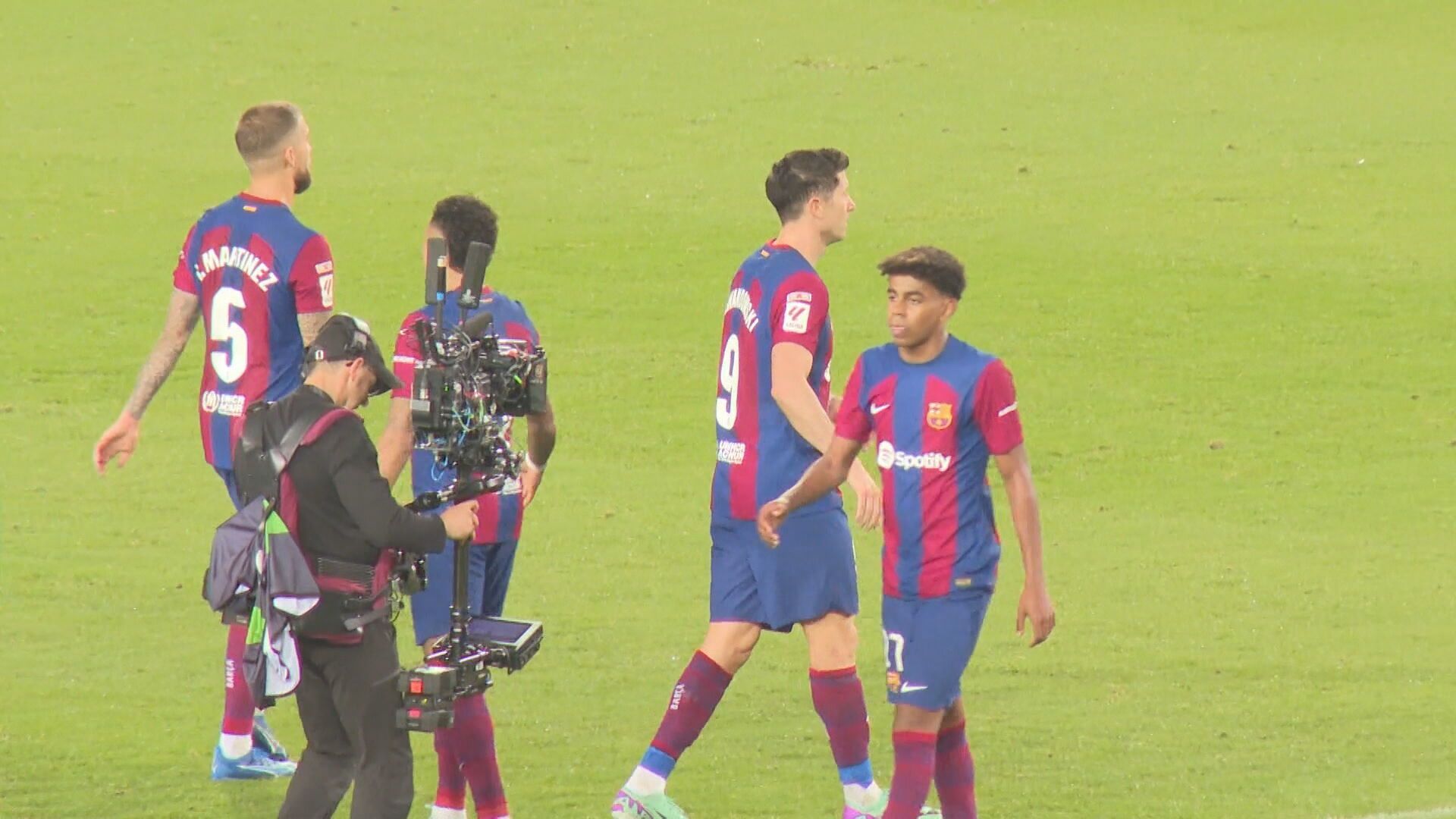 robert_lewandowski_y_lamine_yamal_evitaron_saludarse_al_final_del_partido.jpeg robert_lewandowski_y_lamine_yamal_evitaron_saludarse_al_final_del_partido.jpeg