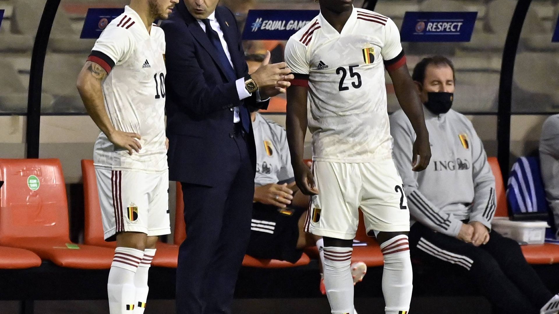 roberto_martinez_da_instrucciones_a_hazard_y_doku_en_un_partido_con_belgica_foto_cordo.jpg roberto_martinez_da_instrucciones_a_hazard_y_doku_en_un_partido_con_belgica_foto_cordo.jpg