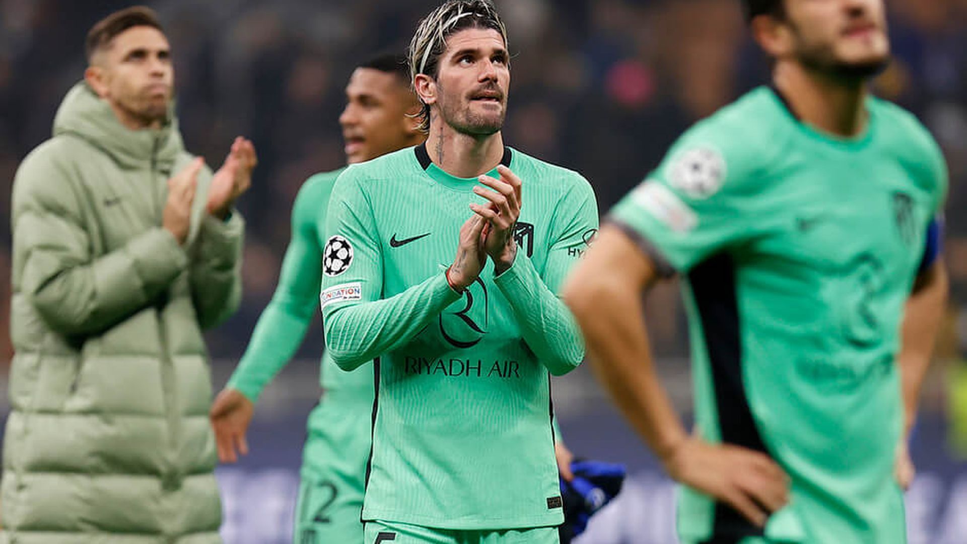 rodrigo_de_paul_agradeciendo_a_la_aficion_del_atletico_en_san_siro_foto_atm_001.jpg rodrigo_de_paul_agradeciendo_a_la_aficion_del_atletico_en_san_siro_foto_atm_001.jpg