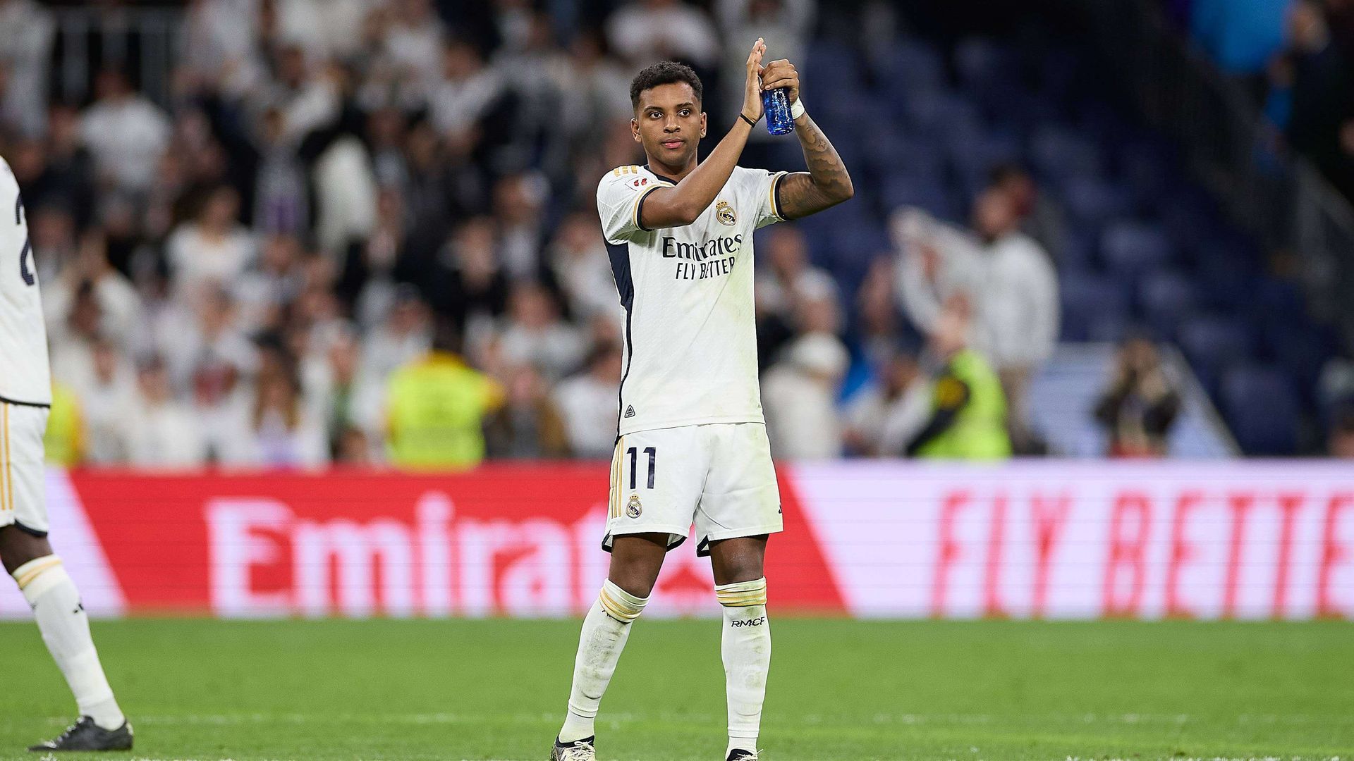 rodrygo_goes_aplaudiendo_al_bernabeu_despues_de_un_partido_del_real_madrid_foto_cordon_001.jpg