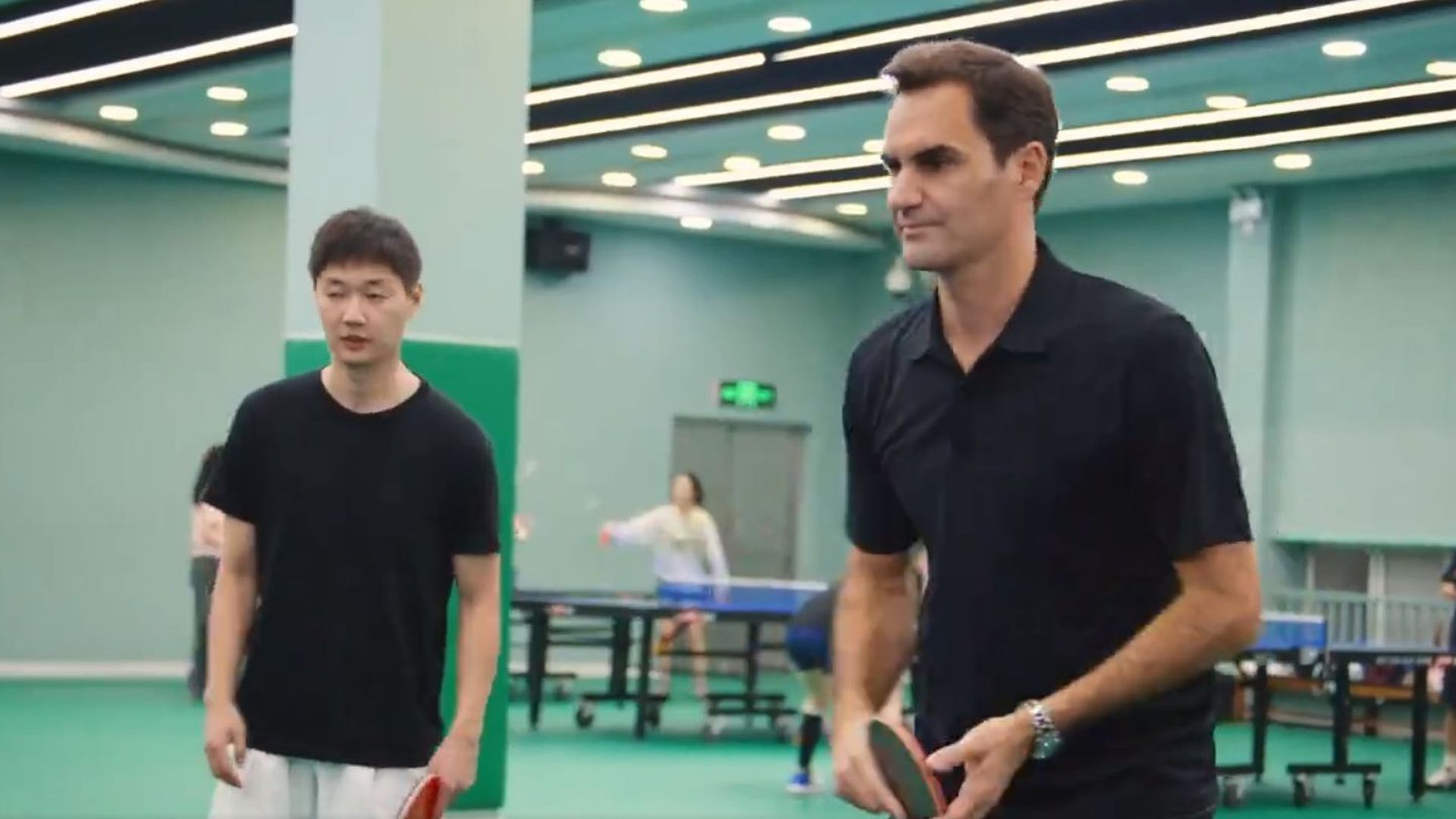 roger_federer_jugando_al_ping_pong_fuente_uniqlo.PNG