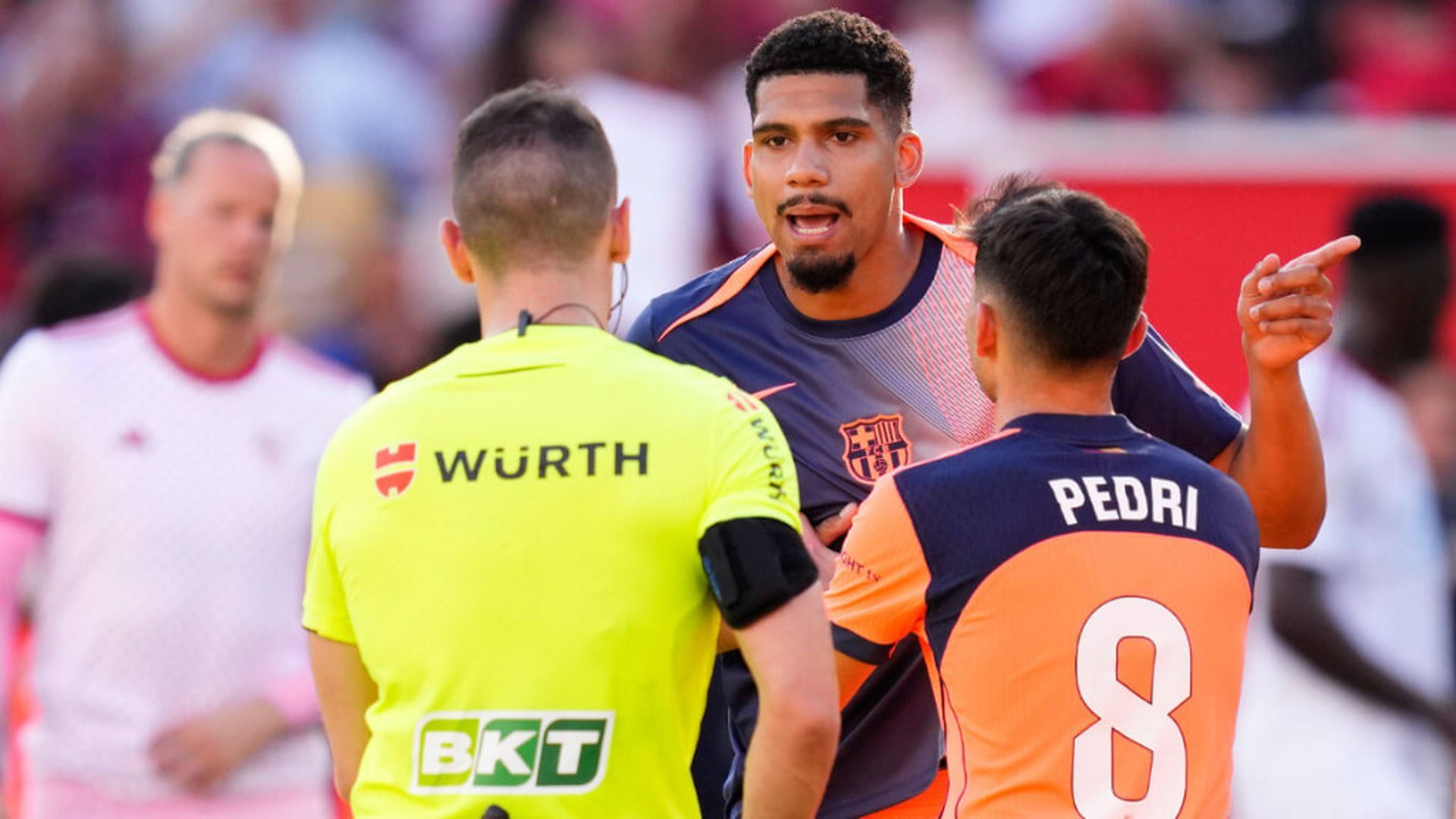 ronald_araujo_protestando_a_alejandro_muniz_ruiz.jpg ronald_araujo_protestando_a_alejandro_muniz_ruiz.jpg