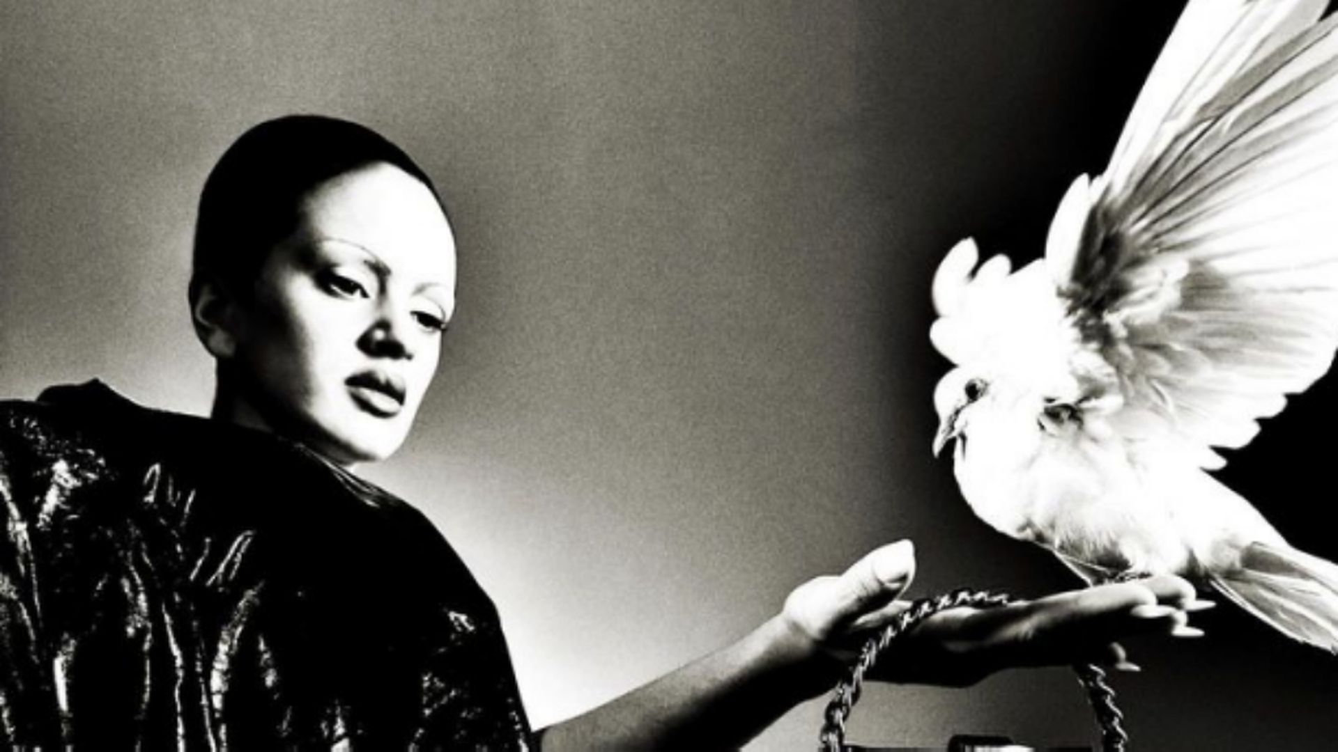 rosalia_junto_a_una_paloma_en_una_de_las_fotografias_incluidas_en_la_revista__voguespa_001.jpg rosalia_junto_a_una_paloma_en_una_de_las_fotografias_incluidas_en_la_revista__voguespa_001.jpg