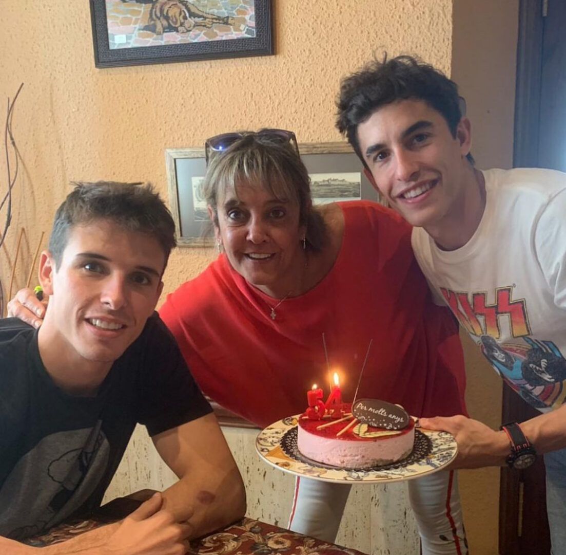Roser Alentà y sus hijos, los pilotos Alex y Marc