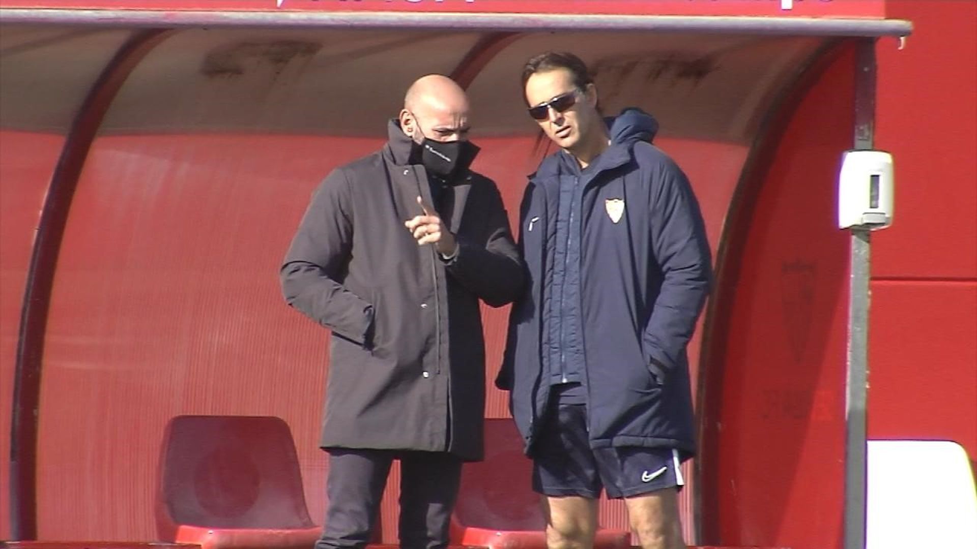 rostros_serios_en_la_charla_de_lopetegui_y_monchi_durante_el_entrenamiento_001.jpg