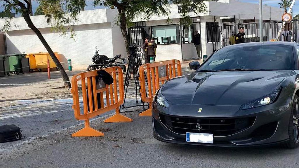 Rodrigo sale de Paterna tras entrenarse con el Valencia y no fichar por el Barcelona