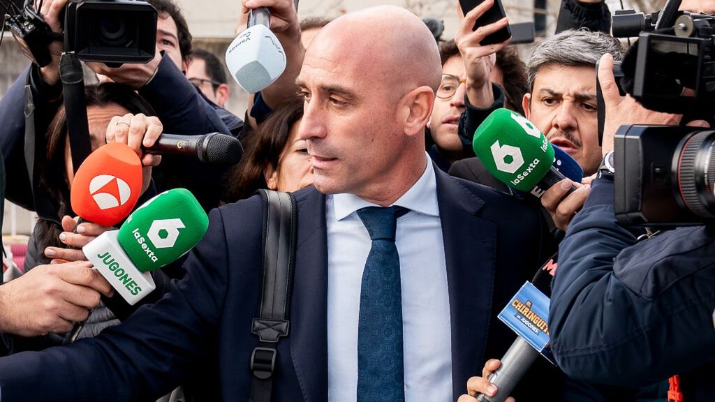 Por qué la Fiscalía pide la mínima pena de cárcel, un año, a Luis Rubiales por el beso a Jenni Hermoso