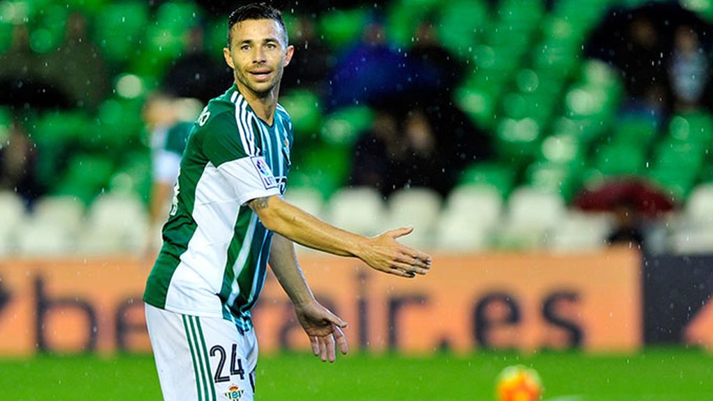 Manteo a Rubén Castro en el homenaje del Villamarín