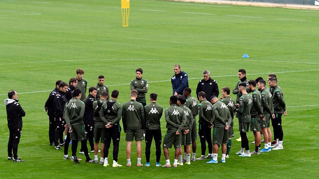 Rubi y la charla cara a cara con la plantilla del Betis tras el partido contra la Real Sociedad en la primera vuelta